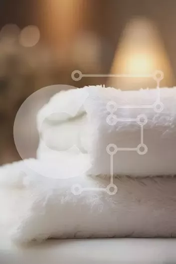 Intra Συλλεκτικό Ξύλινο Παζλ Plywood  4mm - Κοντινή όψη της όμορφα διπλωμένης λευκής πετσέτας στο τραπέζι Σε Ξύλινο Κουτί - Διαστάσεις Puzzle: 10x10 cm – 25 κομμάτια