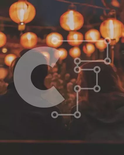 Intra Συλλεκτικό Ξύλινο Παζλ Plywood  4mm - Ρομαντικό ζευγάρι στον κήπο με φανάρια και λουλούδια Σε Ξύλινο Κουτί - Διαστάσεις Puzzle: 10x10 cm – 25 κομμάτια