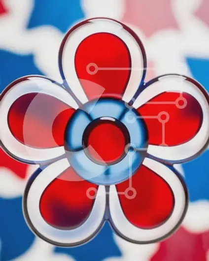 Intra Συλλεκτικό Ξύλινο Παζλ Plywood  4mm - Κόκκινο, λευκό και μπλε λουλούδι σε φόντο αμερικανικής σημαίας Σε Ξύλινο Κουτί - Διαστάσεις Puzzle: 10x10 cm – 25 κομμάτια