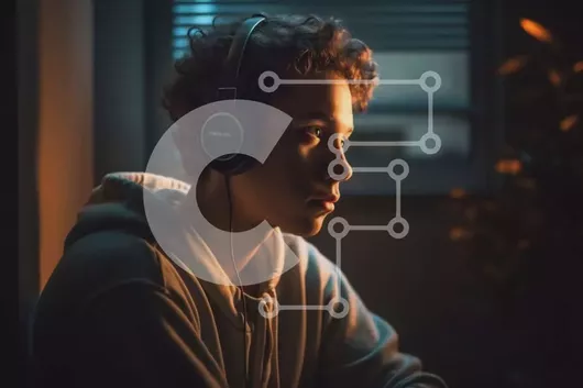 Intra Συλλεκτικό Ξύλινο Παζλ Plywood  4mm - Νεαρός άνδρας με τα ακουστικά που κοιτάζει έξω από το παράθυρο Στοκ Φωτογραφία Σε Ξύλινο Κουτί - Διαστάσεις Puzzle: 10x10 cm – 25 κομμάτια