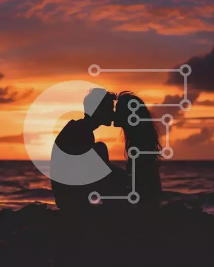 Intra Συλλεκτικό Ξύλινο Παζλ Plywood  4mm - Ρομαντικό ηλιοβασίλεμα φιλί στην παραλία Σε Ξύλινο Κουτί - Διαστάσεις Puzzle: 10x10 cm – 25 κομμάτια