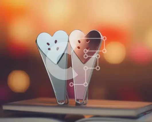 Intra Συλλεκτικό Ξύλινο Παζλ Plywood  4mm - Κλιπ σε σχήμα καρδιάς σε ένα βιβλίο Σε Ξύλινο Κουτί - Διαστάσεις: 10x10 cm – 25 κομμάτια