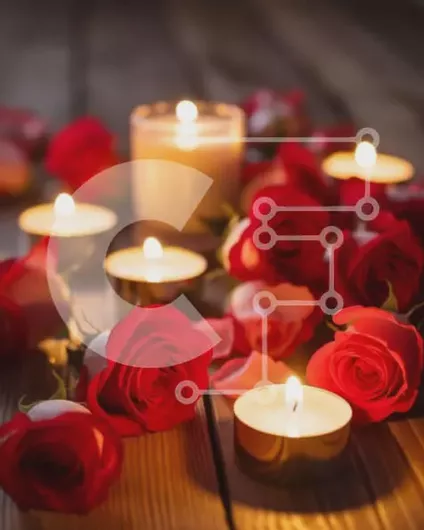 Intra Συλλεκτικό Ξύλινο Παζλ Plywood  4mm - Ρομαντική σύνθεση με κόκκινα τριαντάφυλλα σε ξύλινο τραπέζι Σε Ξύλινο Κουτί - Διαστάσεις Puzzle: 10x10 cm – 25 κομμάτια