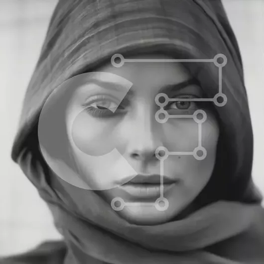 Intra Συλλεκτικό Ξύλινο Παζλ Plywood  4mm - Σοβαρή μουσουλμάνα με χιτζάμπ που κοιτάζει την κάμερα Σε Ξύλινο Κουτί - Διαστάσεις Puzzle: 10x10 cm – 25 κομμάτια