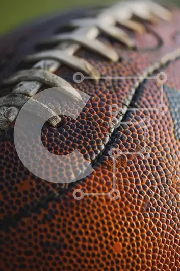 Intra Συλλεκτικό Ξύλινο Παζλ Plywood  4mm - Κοντινό πλάνο ενός παλιού αμερικανικού ποδοσφαίρου Σε Ξύλινο Κουτί - Διαστάσεις Puzzle: 10x10 cm – 25 κομμάτια