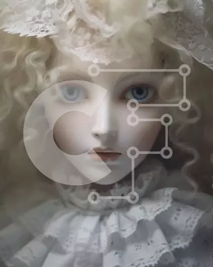 Intra Συλλεκτικό Ξύλινο Παζλ Plywood  4mm - Ξανθιά κούκλα με μπλε μάτια και λευκή δαντέλα Σε Ξύλινο Κουτί - Διαστάσεις Puzzle: 10x10 cm – 25 κομμάτια