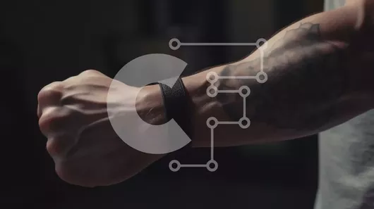 Intra Συλλεκτικό Ξύλινο Παζλ Plywood  4mm - Κοντινό πλάνο ενός μυώδους αντιβραχίου με τατουάζ και βραχιολάκι Σε Ξύλινο Κουτί - Διαστάσεις Puzzle: 10x10 cm – 25 κομμάτια