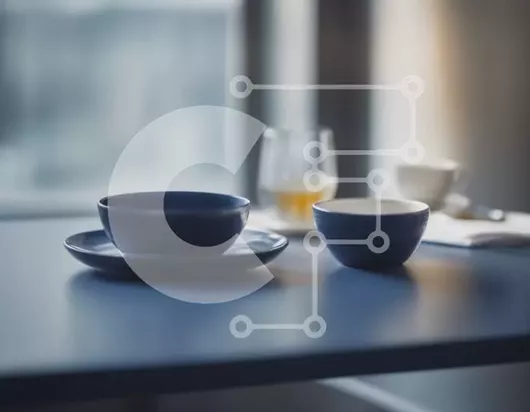 Intra Συλλεκτικό Ξύλινο Παζλ Plywood  4mm - Μπλε φλιτζάνι και πιατάκι στο τραπέζι με θέα στον ορίζοντα της πόλης Σε Ξύλινο Κουτί - Διαστάσεις Puzzle: 10x10 cm – 25 κομμάτια