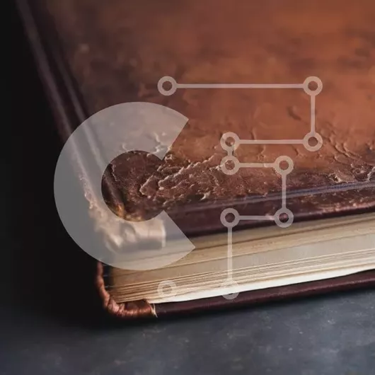 Intra Συλλεκτικό Ξύλινο Παζλ Plywood  4mm - Παλιό καφέ βιβλίο σε σκοτεινή επιφάνεια Σε Ξύλινο Κουτί - Διαστάσεις: 10x10 cm – 25 κομμάτια