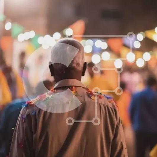 Intra Συλλεκτικό Ξύλινο Παζλ Plywood  4mm - Πολύχρωμος ηλικιωμένος άνδρας σε έναν γεμάτο δρόμο Σε Ξύλινο Κουτί - Διαστάσεις Puzzle: 10x10 cm – 25 κομμάτια