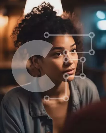 Intra Συλλεκτικό Ξύλινο Παζλ Plywood  4mm - Στοχαστική νεαρή γυναίκα με τζιν πουκάμισο σε ένα αμυδρά φωτισμένο εστιατόριο Σε Ξύλινο Κουτί - Διαστάσεις Puzzle: 10x10 cm – 25 κομμάτια