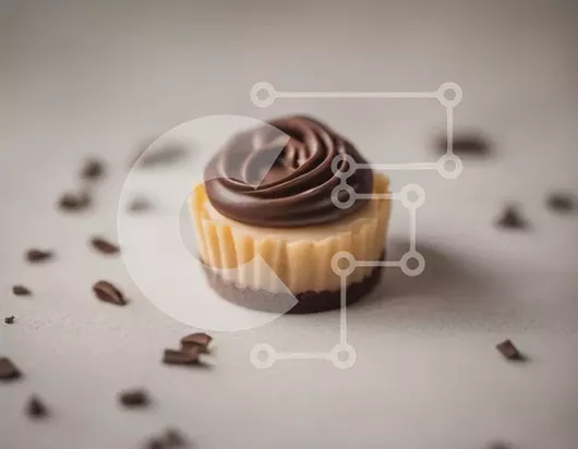 Intra Συλλεκτικό Ξύλινο Παζλ Plywood  4mm - Μικρό Cupcake σοκολάτας με κομματάκια σοκολάτας σε ξύλινο φόντο Σε Ξύλινο Κουτί - Διαστάσεις: 10x10 cm – 25 κομμάτια