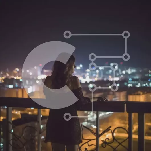 Intra Συλλεκτικό Ξύλινο Παζλ Plywood  4mm - Εκπληκτική θέα της πόλης τη νύχτα από το μπαλκόνι με τη γυναίκα με το μαύρο φόρεμα Σε Ξύλινο Κουτί - Διαστάσεις Puzzle: 10x10 cm – 25 κομμάτια