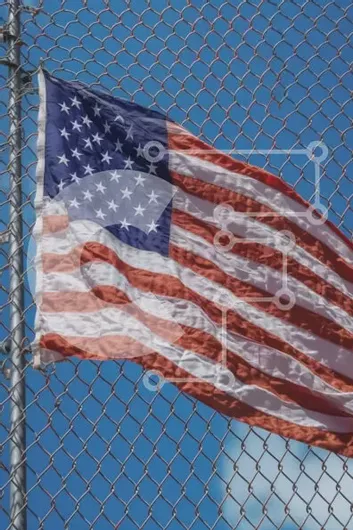 Intra Συλλεκτικό Ξύλινο Παζλ Plywood  4mm - Πατριωτικό υπόβαθρο με αμερικανική σημαία που κυματίζει στον άνεμο σε έναν φράκτη με κρίκους αλυσίδας Σε Ξύλινο Κουτί - Διαστάσεις Puzzle: 10x10 cm – 25 κομμάτια