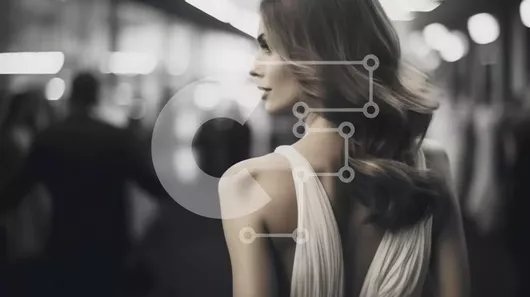 Intra Συλλεκτικό Ξύλινο Παζλ Plywood  4mm - Γυναίκα με μακριά μαλλιά που ρέουν στο δρόμο της πόλης Σε Ξύλινο Κουτί - Διαστάσεις Puzzle: 10x10 cm – 25 κομμάτια