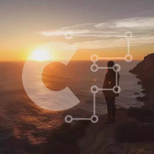 Intra Συλλεκτικό Ξύλινο Παζλ Plywood  4mm - Εκπληκτική θέα στο ηλιοβασίλεμα μιας γυναίκας σε έναν βράχο Σε Ξύλινο Κουτί - Διαστάσεις: 10x10 cm – 25 κομμάτια