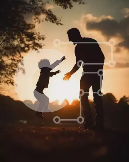 Intra Συλλεκτικό Ξύλινο Παζλ Plywood  4mm - Πατέρας και παιδί παίζουν στο πάρκο στο ηλιοβασίλεμα Σε Ξύλινο Κουτί - Διαστάσεις Puzzle: 10x10 cm – 25 κομμάτια