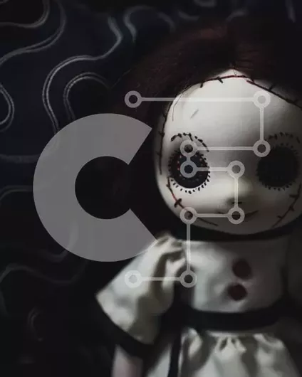 Intra Συλλεκτικό Ξύλινο Παζλ Plywood  4mm - Vintage κούκλα με κόκκινα μάτια σε σκούρο μπλε ύφασμα Σε Ξύλινο Κουτί - Διαστάσεις Puzzle: 10x10 cm – 25 κομμάτια