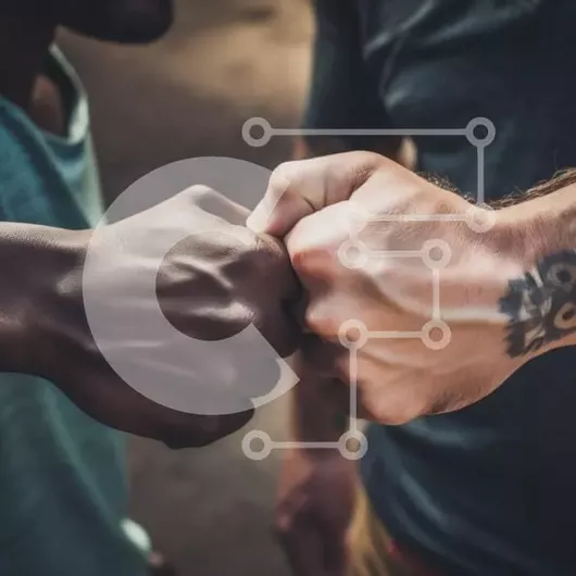 Intra Συλλεκτικό Ξύλινο Παζλ Plywood  4mm - Πυγμή που αντιπροσωπεύει τη φιλία και τη διαφορετικότητα Σε Ξύλινο Κουτί - Διαστάσεις Puzzle: 10x10 cm – 25 κομμάτια