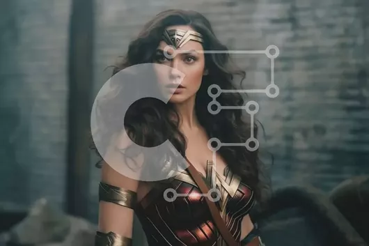 Intra Συλλεκτικό Ξύλινο Παζλ Plywood  4mm - Αποφασισμένη Wonder Woman με κόκκινη και χρυσή πανοπλία με ρέουσα κόκκινη κάπα Σε Ξύλινο Κουτί - Διαστάσεις Puzzle: 10x10 cm – 25 κομμάτια