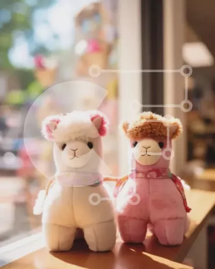 Intra Συλλεκτικό Ξύλινο Παζλ Plywood  4mm - Δύο χαριτωμένα γεμιστά αλπακά που κάθονται σε ένα περβάζι παραθύρου Σε Ξύλινο Κουτί - Διαστάσεις Puzzle: 10x10 cm – 25 κομμάτια